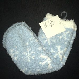 Comfy Kohl’s snowflake socks NWT light blue